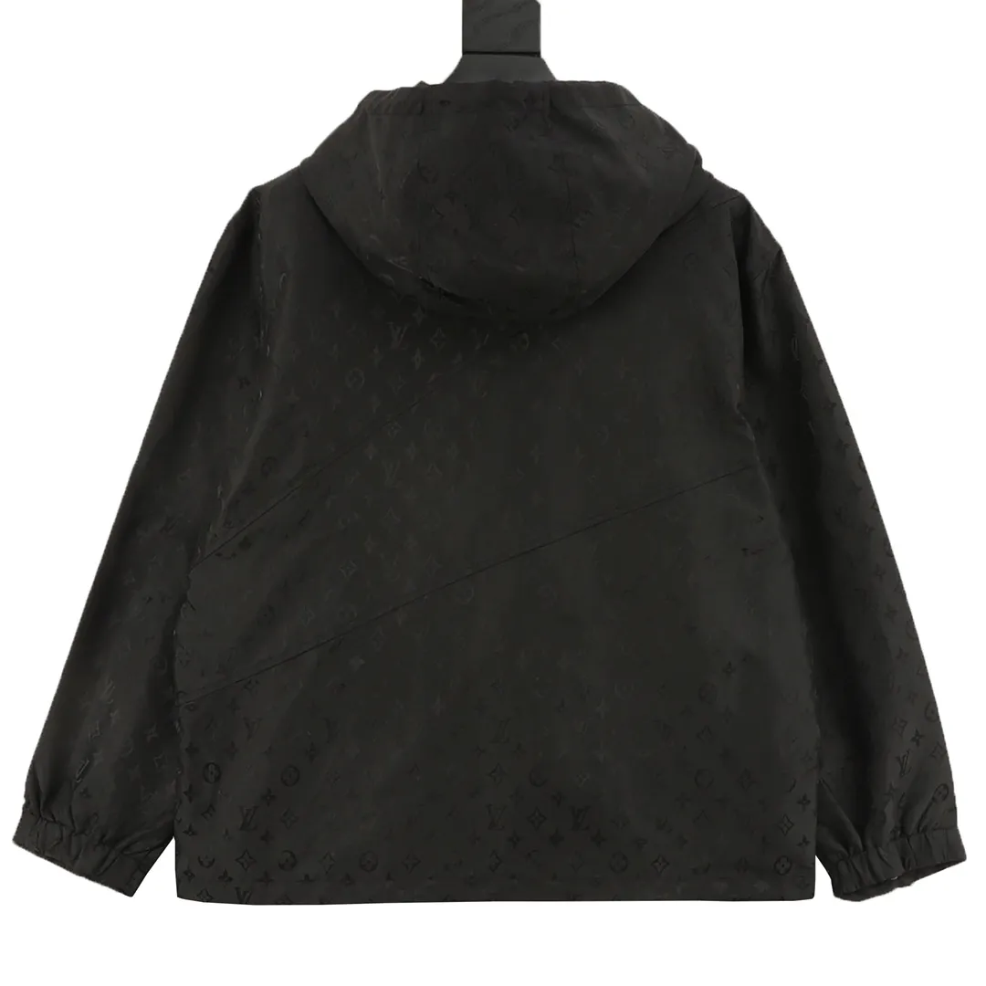 🅿️570 Louis Vuitton/Louis Vuitton all-over printed presbyopic windbreaker zipper jacket. Purchase the original version and have it printed immediately. The fabric is made of custom densely spun technical fabric that is light and thin, and the upper body is silky and breathable. Infrared positioning cutting, workwear-style windbreaker design, the upper body is invincible and versatile. All details are customized and developed, and all hardware and accessories are restored to ZP. Size：XS-L